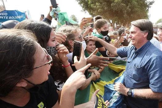 Bolsonaro causa aglomeração em visita a centro de tradições gaúchas em Brasília