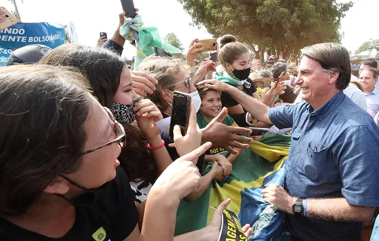 Bolsonaro causa aglomeração em visita a centro de tradições gaúchas em Brasília