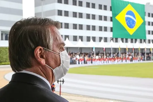 Bolsonaro: ao não assinarmos cláusula da Pfizer, conseguimos um melhor contrato