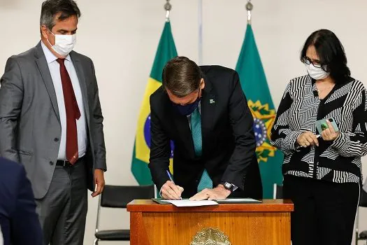 Bolsonaro sanciona programa de combate à violência contra a mulher