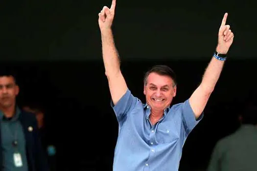 ‘Não tem que se acovardar com esse vírus’, diz Bolsonaro em live