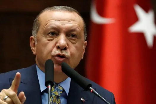 Turquia aprova lei que pode prender jornalistas por ‘desinformação’