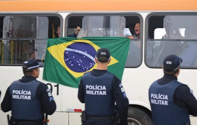 Golpistas presos são levados para Papuda e Colmeia; triagem tem vacina anticovid