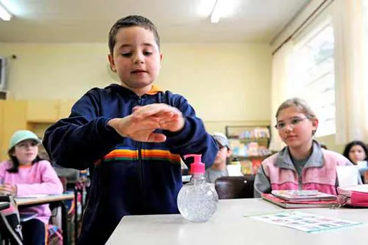 Por medo de coronavírus, escolas de SP alertam pais e reforçam álcool em gel