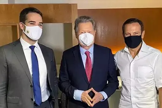 Tucanos evitam confrontos e ressaltam terceira via em último debate