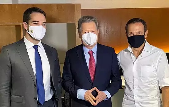 Tucanos evitam confrontos e ressaltam terceira via em último debate