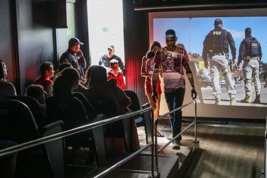 PRF realiza Cinema Rodoviário para conscientizar sobre trânsito seguro