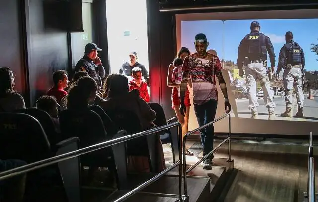 PRF realiza Cinema Rodoviário para conscientizar sobre trânsito seguro