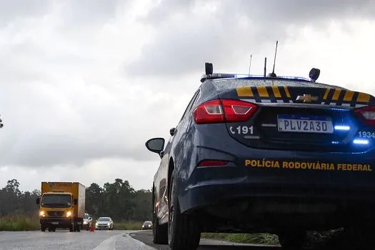 Caminhoneiros interditam rodovias no Rio, apesar de decisão judicial