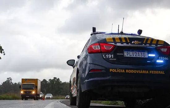 Caminhoneiros interditam rodovias no Rio