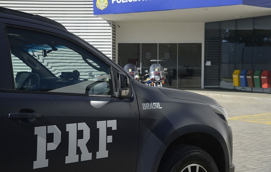 PRF e Receita apreendem 50 mil aventais cirúrgicos na Via Dutra