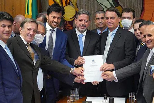 Bolsonaro entrega à Câmara PL que permite privatização dos Correios