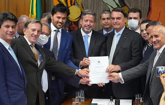 Bolsonaro entrega à Câmara PL que permite privatização dos Correios