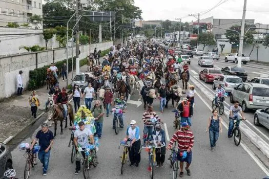 Procissão dos Carroceiros marca fim dos festejos de São Bernardo