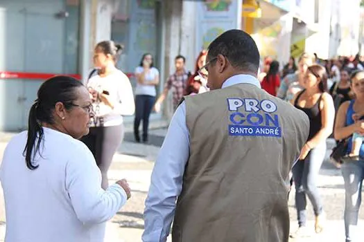 Procon Móvel orienta consumidores na Oliveira Lima