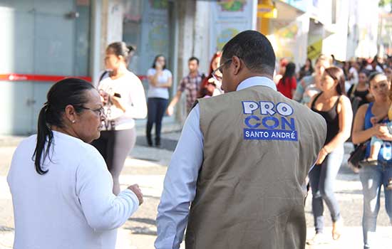 Procon Móvel orienta consumidores na Oliveira Lima