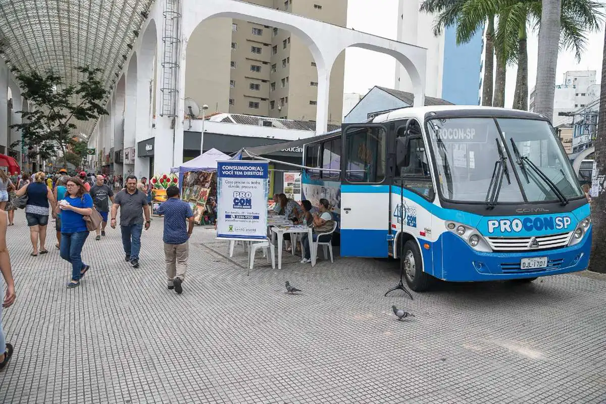 Procon Móvel realiza atendimento na rua Coronel Oliveira Lima nesta sexta