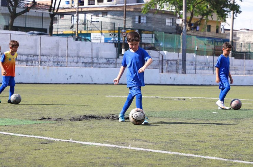 Jogadores do Atlético Mineiro visitam alunos da Escolinha de Futebol de  Diadema - Prefeitura de Diadema