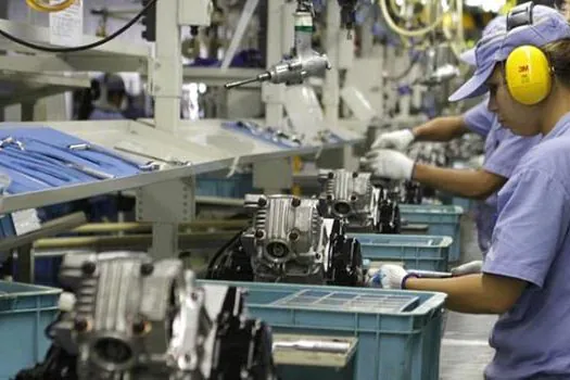 Produção industrial cai 0,7% em dezembro ante novembro, revela IBGE