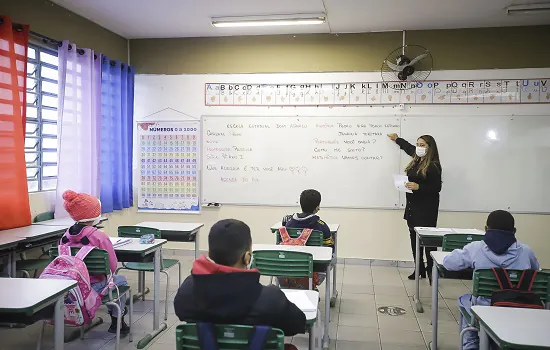 Professor da rede estadual de SP terá até 73% de aumento e salário inicial de R$ 5 mil