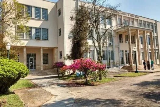 Professor de universidade no PR é demitido após denúncia de aluna por assédio sexual