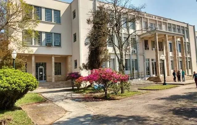 Professor de universidade no PR é demitido após denúncia de aluna por assédio sexual