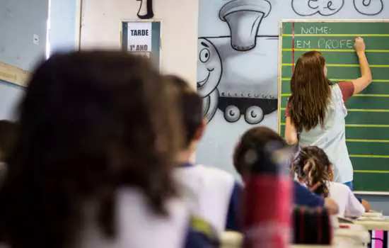 Governo anuncia concurso público para contratar 15 mil professores