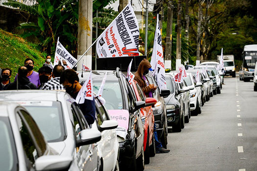 Professores da rede pública de SP protestam contra a volta às aulas presenciais