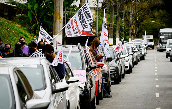 Professores da rede pública de SP protestam contra a volta às aulas presenciais