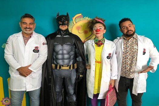 Patch Adams brasileiro se veste de palhaço e ensina inglês para crianças em tratamento