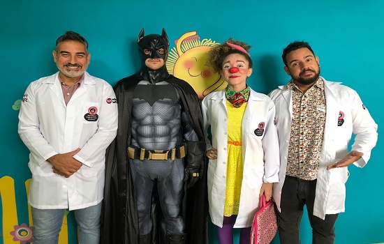 Patch Adams brasileiro se veste de palhaço e ensina inglês para crianças em tratamento