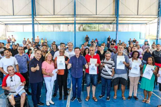 Morando entrega 93 escrituras a famílias do Jardim Castelo Branco