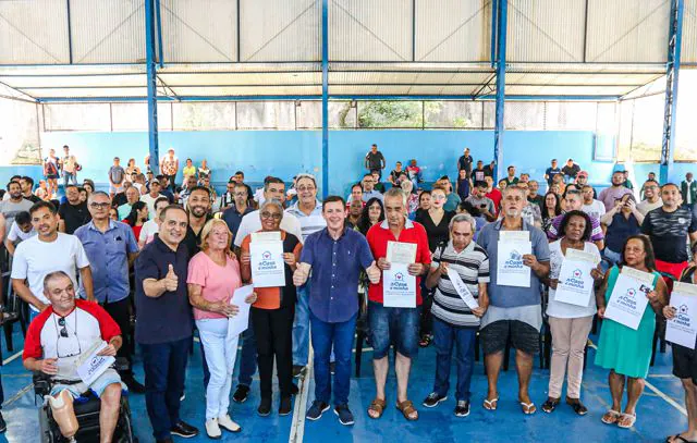 Morando entrega 93 escrituras a famílias do Jardim Castelo Branco