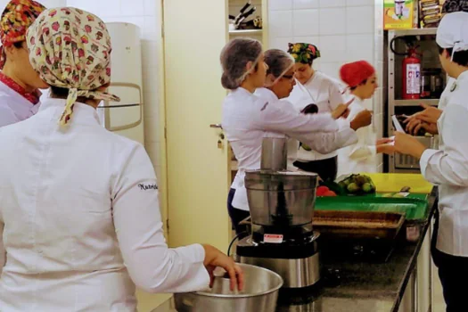 Prefeitura de SP forma 350 alunos do programa Cozinha Escola na área de gastronomia