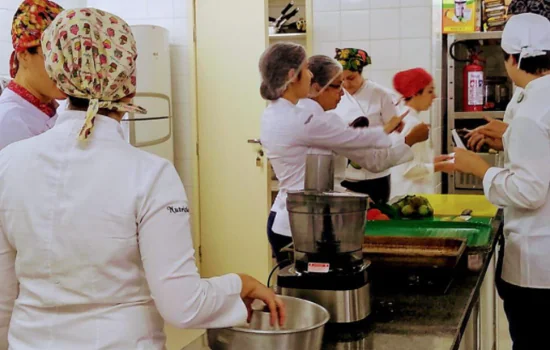 Prefeitura de SP forma 350 alunos do programa Cozinha Escola na área de gastronomia