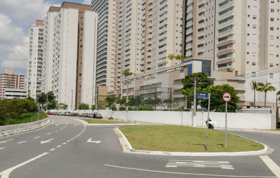 Programa Mais Luz leva lâmpadas de LED à Avenida Lauro Gomes