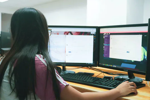 USP oferece curso de programação para garotas