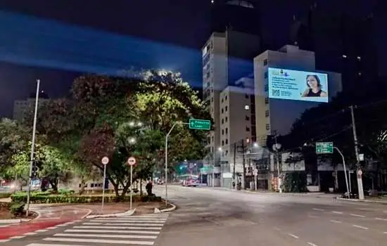 Projeções em prédio de SP mostram histórias de mulheres empreendedoras