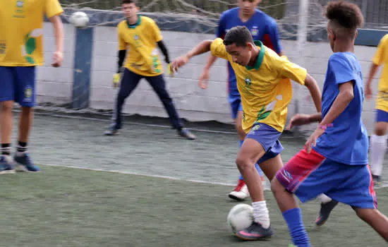 Alunos do Gol do Brasil de Ribeirão Pires participam de jogo amistoso