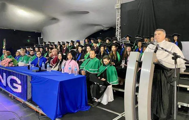 Alunas do projeto Mãe Esperança colam grau em cerimônia festiva