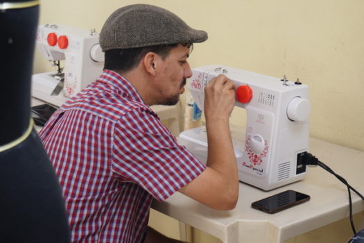 Peças de roupas produzidas por deficientes visuais são apresentadas em exposição