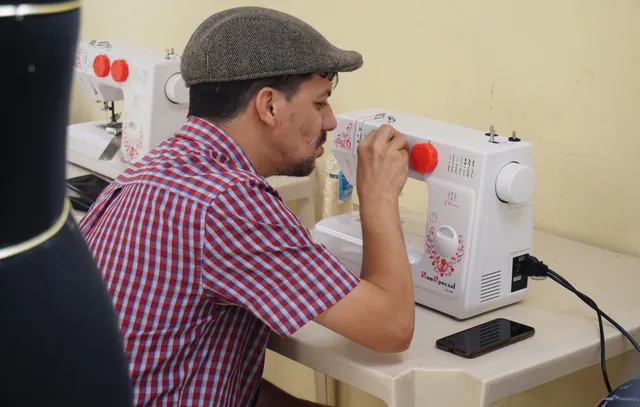 Peças de roupas produzidas por deficientes visuais são apresentadas em exposição