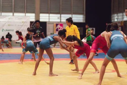 Projeto social oferece aulas de Wrestling e busca empoderar meninas por meio do esporte