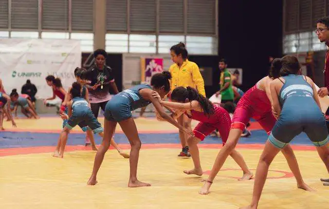 Projeto social oferece aulas de Wrestling e busca empoderar meninas por meio do esporte