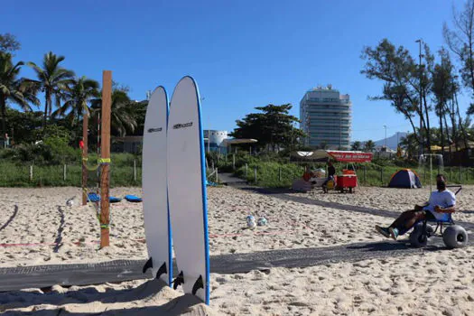 Instituto promove inclusão com surfe adaptado e vôlei sentado no RJ