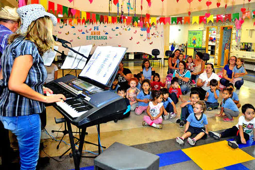 Apresentações musicais encantam pais e alunos na creche Heitor Villa-Lobos