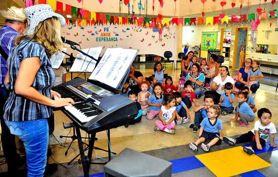 Apresentações musicais encantam pais e alunos na creche Heitor Villa-Lobos