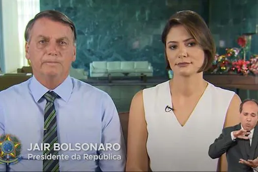 Bolsonaro faz pronunciamento de véspera de natal ao lado da primeira-dama