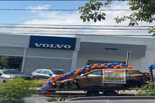 Carro de luxo pega fogo e dono coloca carcaça na porta de agência em BH