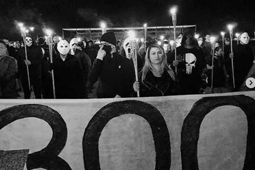 300 pelo Brasil protesta em frente ao STF com tochas e máscaras contra Alexandre de Moraes